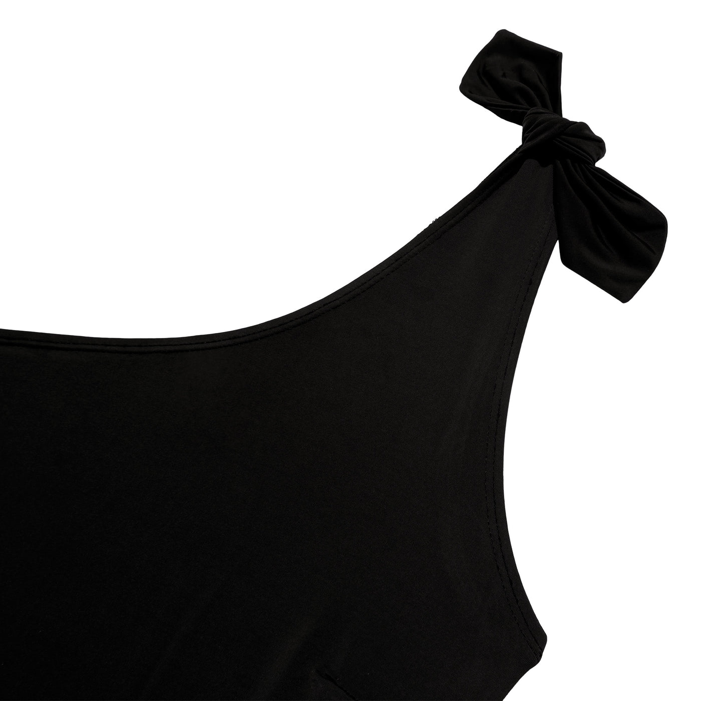 Manon badedragt er lavet i vores bløde genanvendte polyester. Underprotection, bæredygtigt badetøj